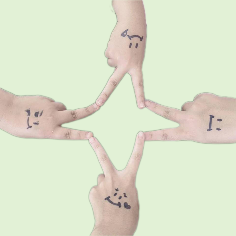 友達と4人でピースしている